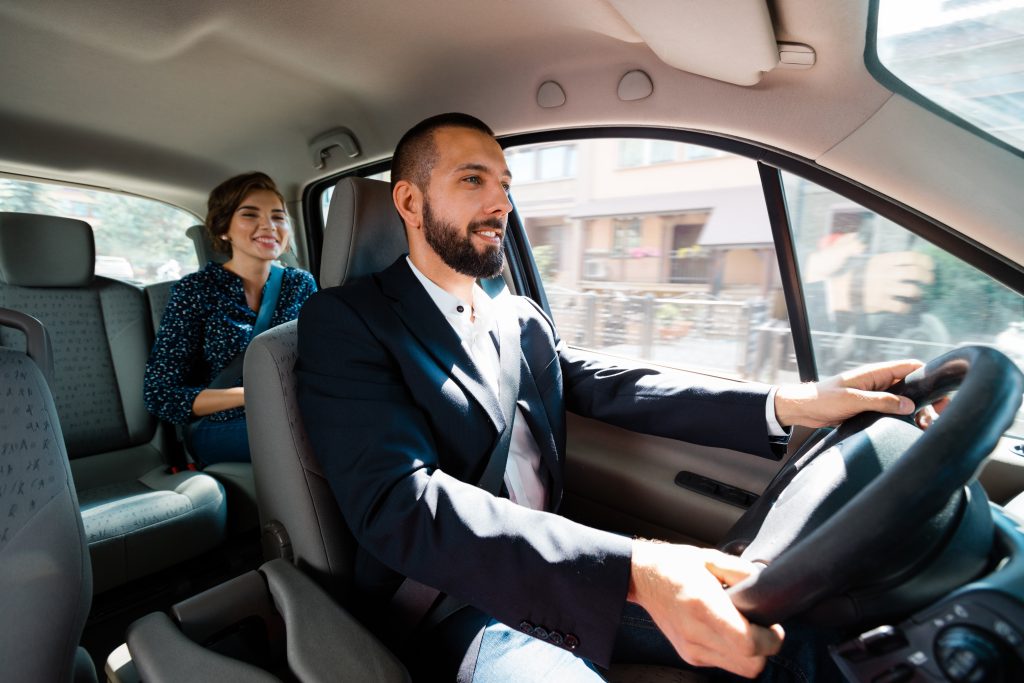 Motorista dirigindo pelo app após descobrir quanto ganha um motorista da Uber.
